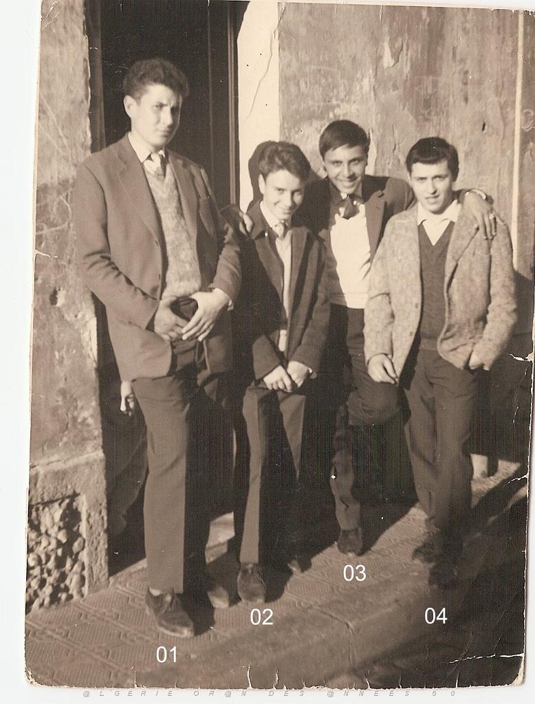 ORAN 1960 RUE BRUAT AVEC LES COPAINS.JPG